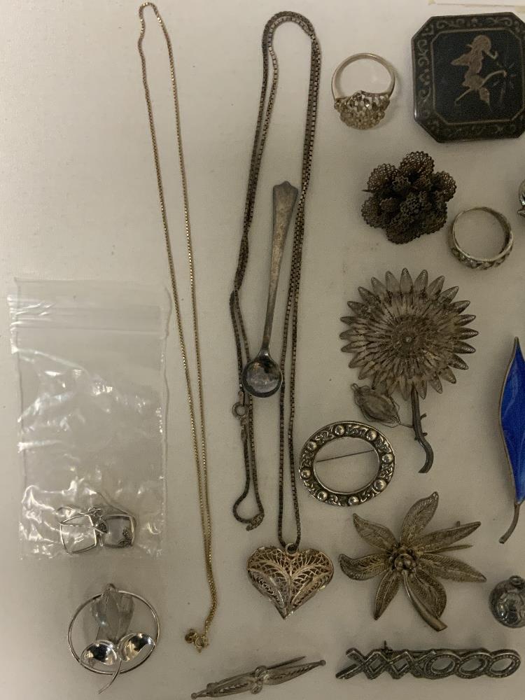 MIXED LARGE QUANTITY OF SILVER/WHITE METAL JEWELLERY BROOCHES, RINGS, EARRINGS, AND MORE - Bild 2 aus 8