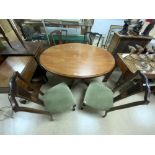 A VICTORIAN OVAL MAHOGANY LOO TABLE ON CABRIOLE LEGS, 110 X 130CMS, AND A SET OF FOUR INLAID