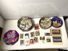 A QUANTITY OF LOOSE CIGARETTE CARDS, AND FOOTBALL CARDS