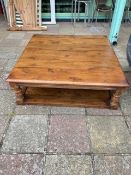 A LARGE HEAVY OAK TWO TIER COFFEE TABLE ON BULBOUS LEG SUPPORTS, 140 SQUARE