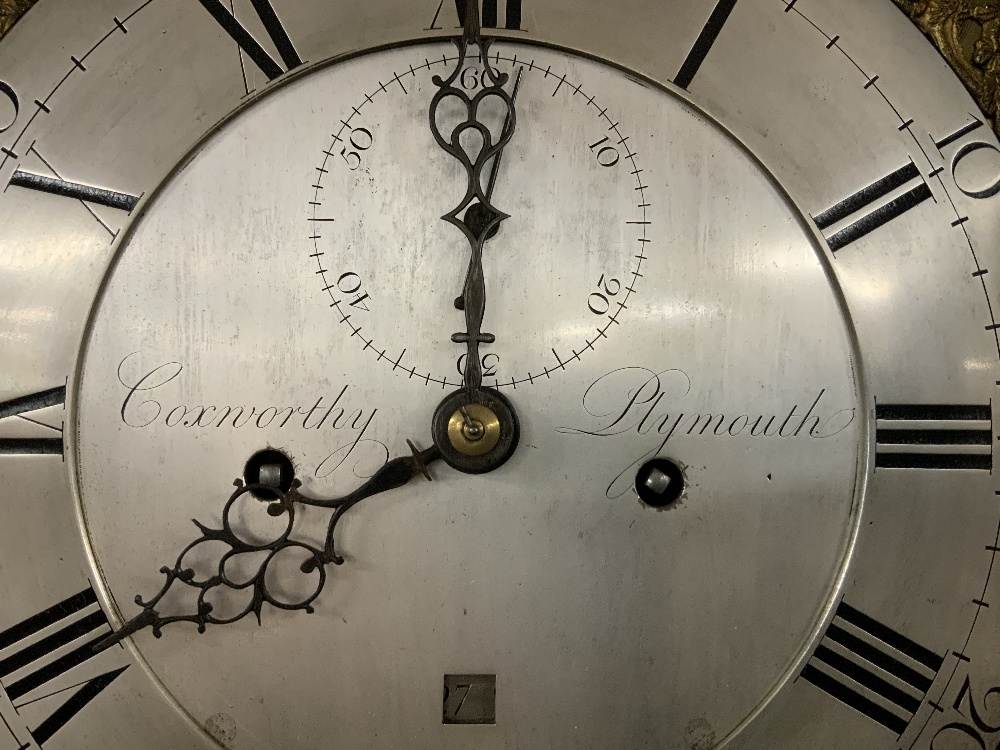 AN EARLY 19TH CENTURY CASED EIGHT-DAY GRANDFATHER CLOCK WITH BRASS AND SILVERED DIAL, STRIKING ON - Image 3 of 6