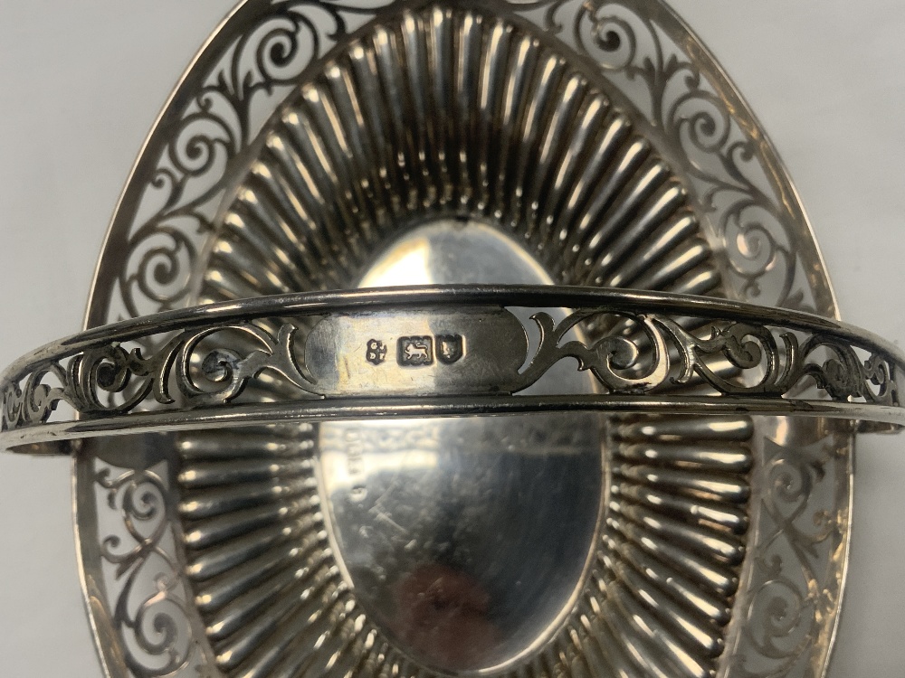 EDWARDIAN HALLMARKED SILVER OVAL SWING HANDLE CAKE BASKET WITH PIERCED BORDER, LONDON 1904 MAKER - - Image 2 of 5