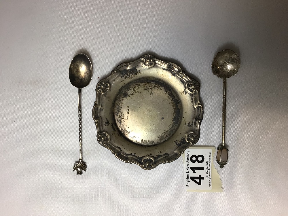 A HALLMARKED SILVER-SHAPED DISH BIRMINGHAM 45 GRAMS, AND TWO CONDIMENTS SPOONS, STAMPED 800