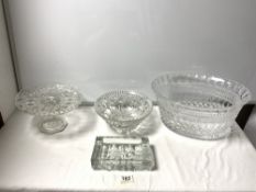 LARGE OVAL GLASS FRUIT BOWL, 38 X 30CMS, GLASS CAKE STAND AND TWO GLASS DISHES