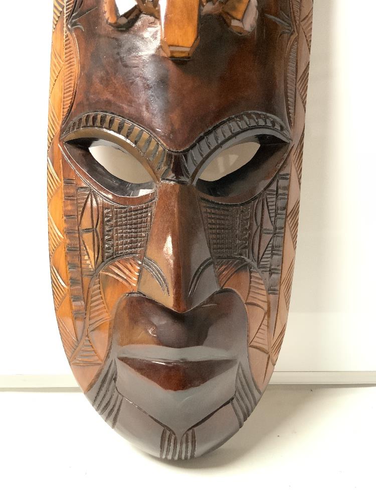 A LARGE CARVED AFRICAN WOODEN WALL MASK WITH CROCODILE-EATING TURTLE DECORATION 80CMS - Image 2 of 4