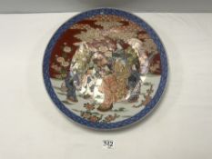 LATE 19TH CENTURY EARLY 20TH CENTURY ORIENTAL CHARGER WITH FIGURAL DECORATION AND BLUE BORDER, 39.