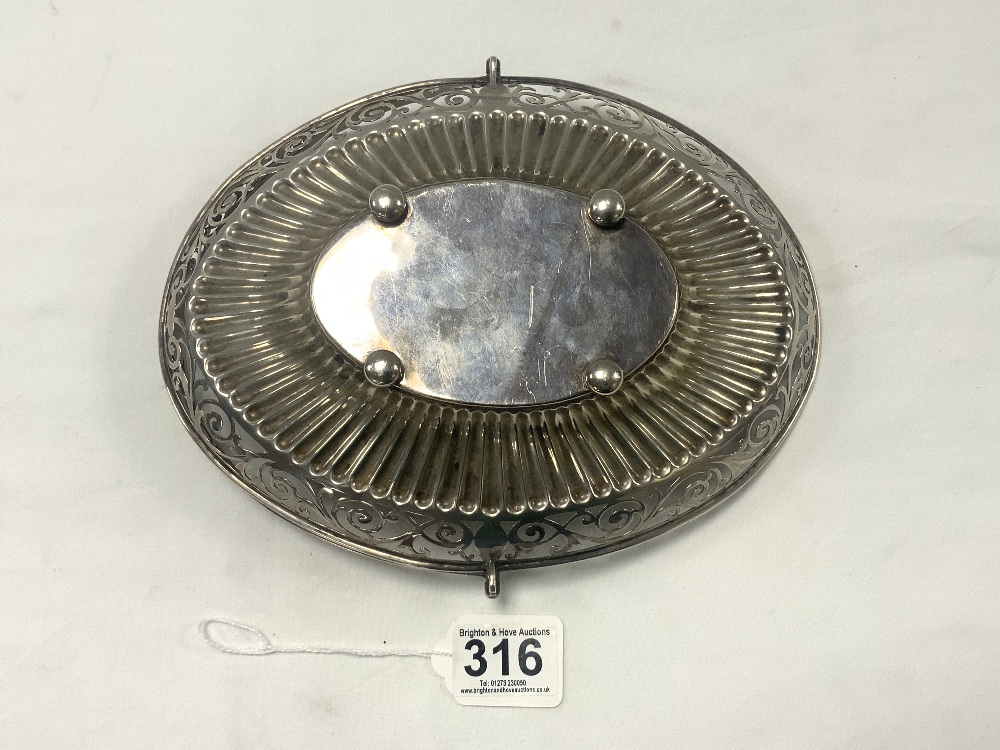 EDWARDIAN HALLMARKED SILVER OVAL SWING HANDLE CAKE BASKET WITH PIERCED BORDER, LONDON 1904 MAKER - - Image 4 of 5