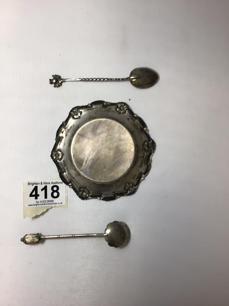 A HALLMARKED SILVER-SHAPED DISH BIRMINGHAM 45 GRAMS, AND TWO CONDIMENTS SPOONS, STAMPED 800 - Image 5 of 5
