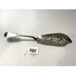 VICTORIAN HALLMARKED SILVER FISH SLICE WITH PIERCED AND ENGRAVED BLADE, LONDON MAKER - JOSEPH &