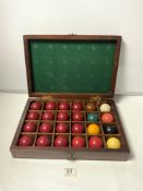 A FULL SET OF VINTAGE SNOOKER BALLS IN THE ORIGINAL BOX