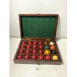 A FULL SET OF VINTAGE SNOOKER BALLS IN THE ORIGINAL BOX