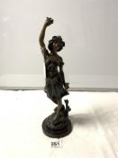 A 20TH-CENTURY BRONZE FIGURE OF A CLASSICAL LADY, 39CMS