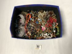A QUANTITY OF MIXED COSTUME JEWELLERY