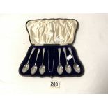 A SET OF SIX HALLMARKED SILVER BRIGHT CUT TEA SPOONS & TONGS IN CASE, SHEFFIELD 1916, MAKER -