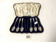 A SET OF SIX HALLMARKED SILVER BRIGHT CUT TEA SPOONS & TONGS IN CASE, SHEFFIELD 1916, MAKER -