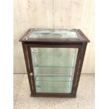 A MIRRORED AND GLAZED COUNTERTOP DISPLAY CABINET, 55 X 33 X 71CMS