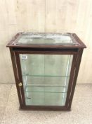 A MIRRORED AND GLAZED COUNTERTOP DISPLAY CABINET, 55 X 33 X 71CMS