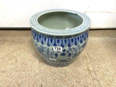 A 19TH/20TH CENTURY CHINESE BLUE AND WHITE FISH BOWL WITH CHARACTER MARKS TO BASE (A/F), 31CMS