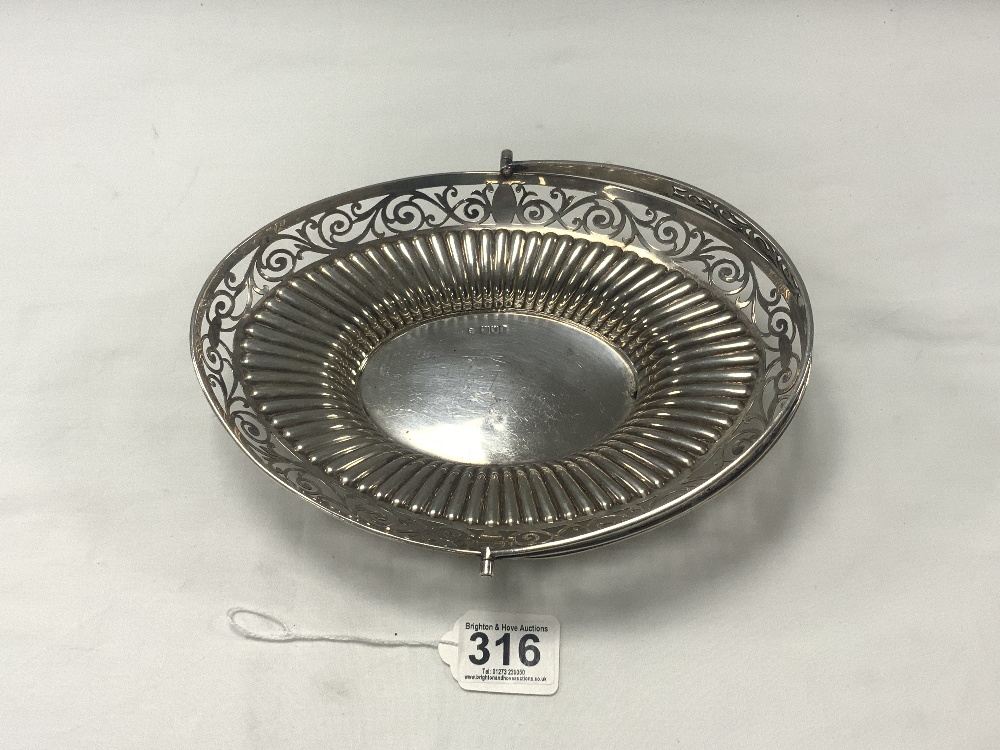 EDWARDIAN HALLMARKED SILVER OVAL SWING HANDLE CAKE BASKET WITH PIERCED BORDER, LONDON 1904 MAKER - - Image 5 of 5