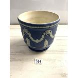 WEDGEWOOD DARK BLUE JASPER WARE JARDINIERE WITH CLASSICAL FIGURE DECORATION, 20CMS DIAMETER