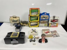 A MIXED COLLECTION OF DIE-CAST CARS AND TOYS, INCLUDING CORGI, A SOLIDO COMMANDO TANK - NO 224 AND