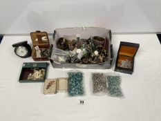 A QUANTITY OF MIXED COSTUME JEWELLERY INCLUDING A MALACHITE PENDANT, GLASS BEADS ETC