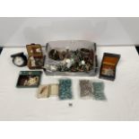 A QUANTITY OF MIXED COSTUME JEWELLERY INCLUDING A MALACHITE PENDANT, GLASS BEADS ETC