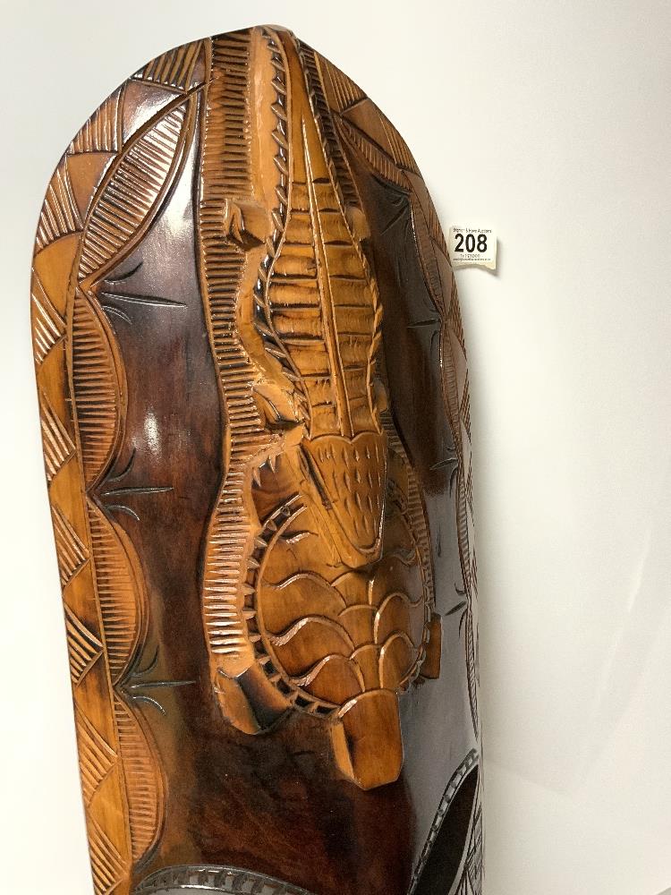 A LARGE CARVED AFRICAN WOODEN WALL MASK WITH CROCODILE-EATING TURTLE DECORATION 80CMS - Image 3 of 4