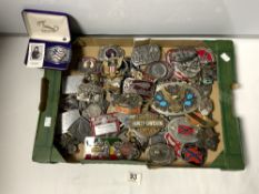 A LARGE QUANTITY OF AMERICAN THEME BELT BUCKLES, INCLUDES HARLEY DAVIDSON, INDIAN AND CONFEDERATE,