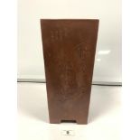 A 20TH-CENTURY JAPANESE RED CERAMIC SQUARE VASE WITH INCISED FIGURE AND CHARACTER MARK DECORATION,