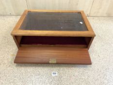 GLAZED MAHOGANY SLOPING TABLE-TOP DISPLAY CASE, 62 X 42CMS