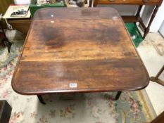 EARLY VICTORIAN MAHOGANY PEMBROKE TABLE ON SQUARE TAPERING LEGS, 85 X 55 X 68CMS