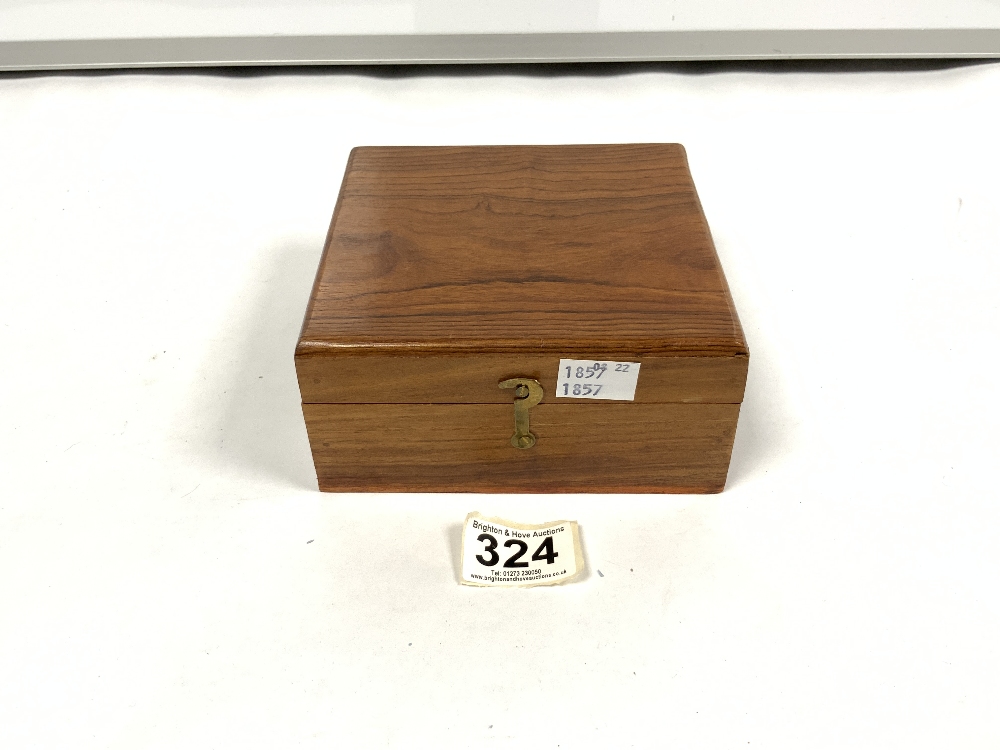 A REPRODUCTION BRASS MARINE COMPASS/SUN DIAL IN A MAHOGANY BOX - Image 6 of 6