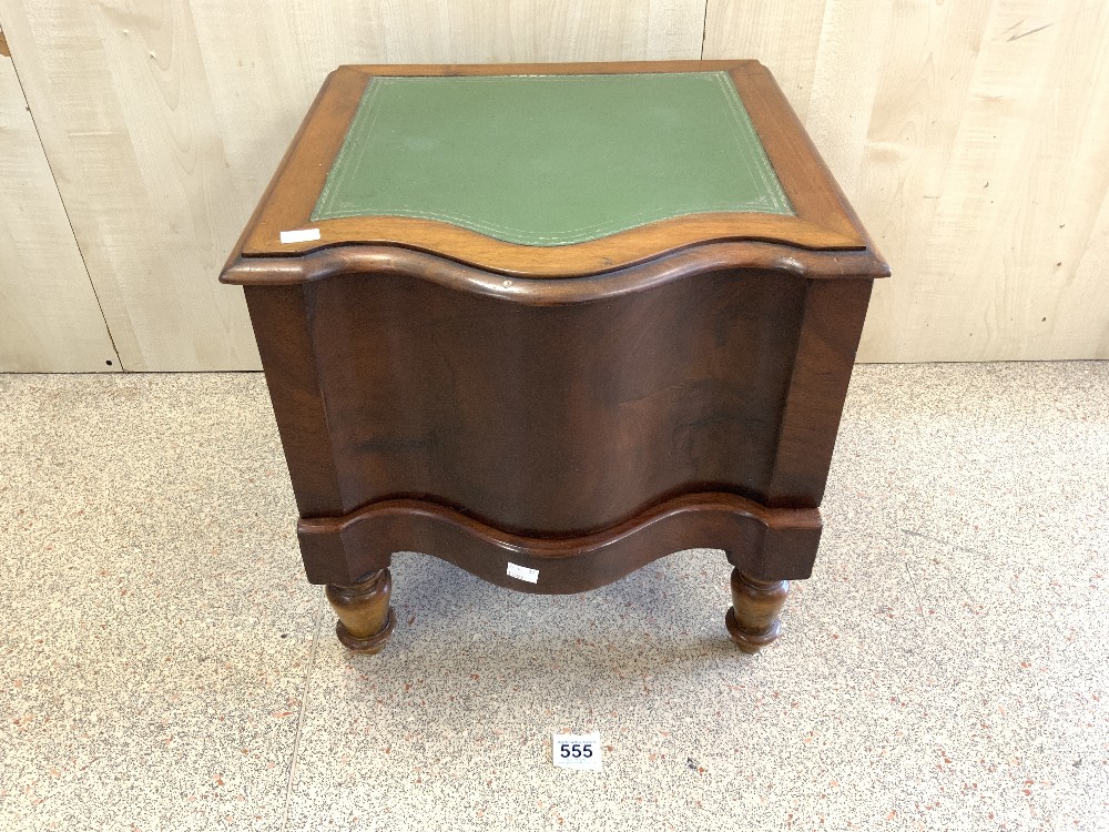 VICTORIAN MAHOGANY SERPENTINE FRONT STEP COMMODE ON TURNED LEGS - Image 3 of 4