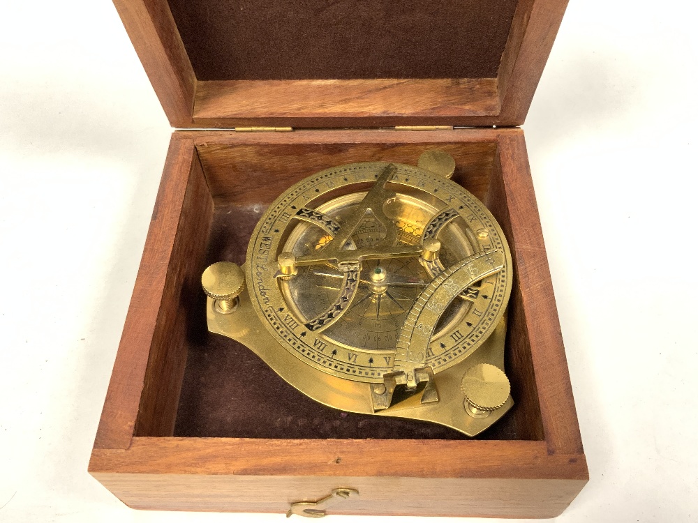 A REPRODUCTION BRASS MARINE COMPASS/SUN DIAL IN A MAHOGANY BOX - Image 5 of 6