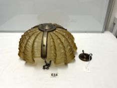 A 1930S AMBER GLASS CLAM SHELL DESIGN THREE SECTION CEILING LIGHT, 34CMS