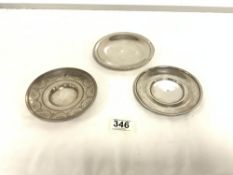 THREE EGYPTIAN WHITE METAL SAUCER DISHES, 330 GRAMS