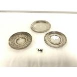 THREE EGYPTIAN WHITE METAL SAUCER DISHES, 330 GRAMS