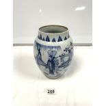 A 20TH-CENTURY CHINESE BLUE AND WHITE VASE DECORATED WITH FIGURES, 24CMS