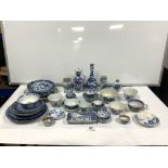 A QUANTITY OF 19TH/20TH CENTURY ORIENTAL BLUE AND WHITE CHINA - INCLUDES VASES, BOWLS, RICE BOWLS,
