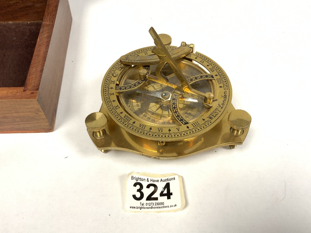 A REPRODUCTION BRASS MARINE COMPASS/SUN DIAL IN A MAHOGANY BOX - Image 3 of 6