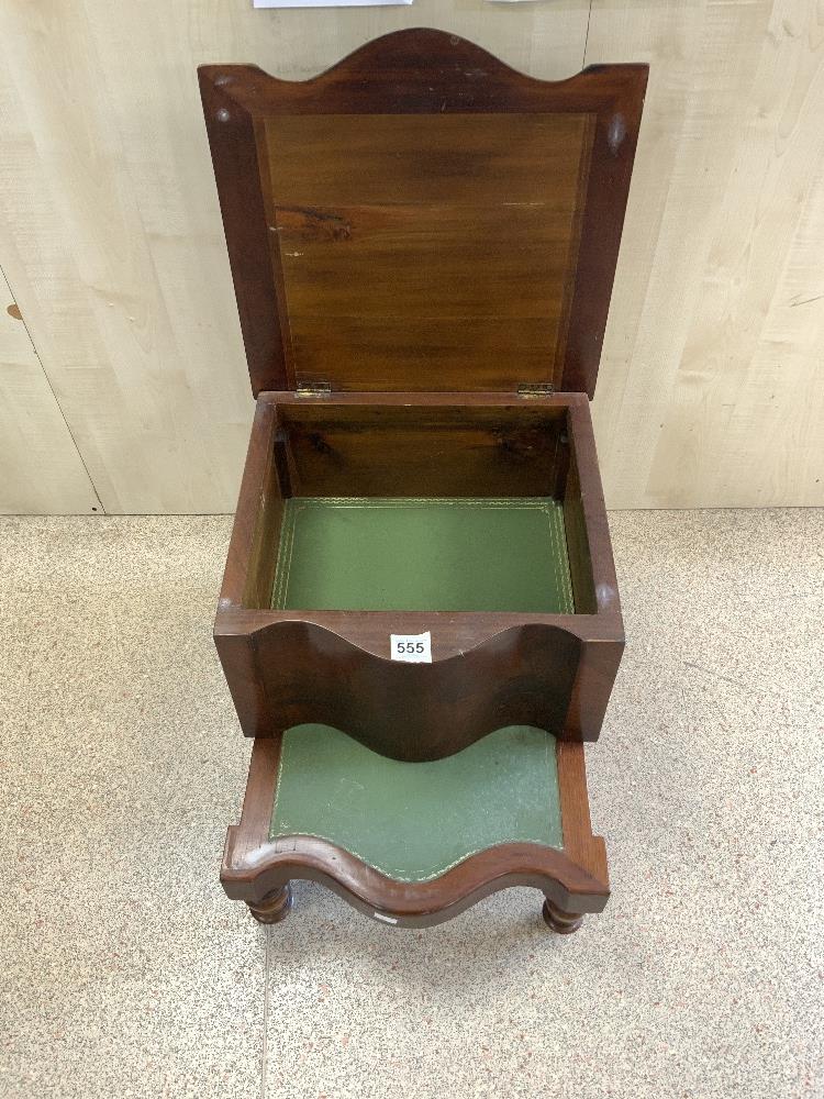 VICTORIAN MAHOGANY SERPENTINE FRONT STEP COMMODE ON TURNED LEGS