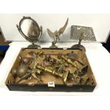 QUANTITY OF MIXED BRASS WARE, INCLUDES A TRIVET, CANDLESTICKS, TABLE MIRROR ETC