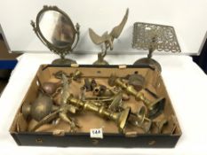 QUANTITY OF MIXED BRASS WARE, INCLUDES A TRIVET, CANDLESTICKS, TABLE MIRROR ETC