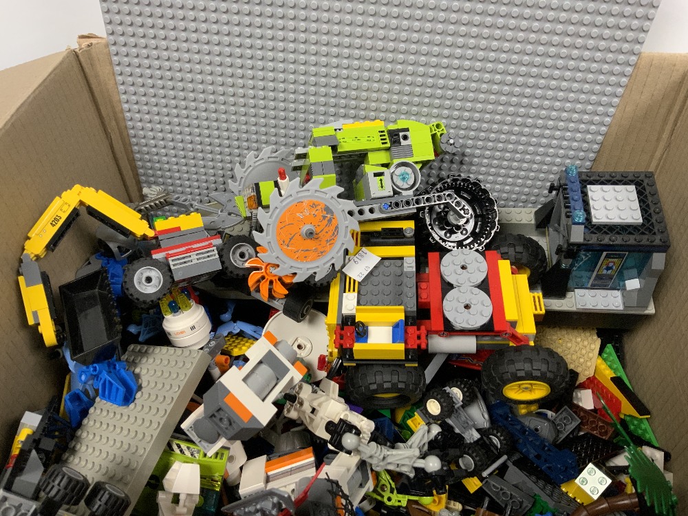 QUANTITY OF LEGO VEHICLES AND LOOSE LEGO PIECES - Image 2 of 4