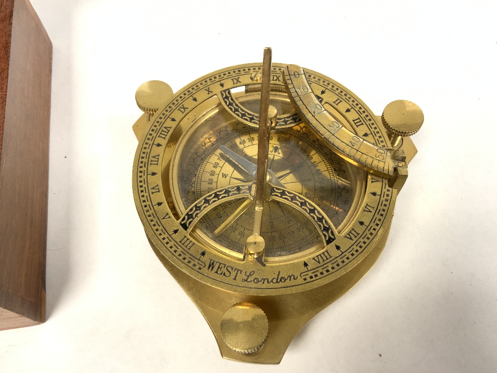 A REPRODUCTION BRASS MARINE COMPASS/SUN DIAL IN A MAHOGANY BOX - Image 4 of 6