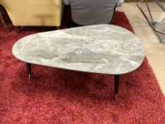 1960S PEBBLE-SHAPED THREE LEG COFFEE TABLE WITH FAUX MARBLE DETAIL TO THE TOP, 100 X 60CMS