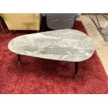 1960S PEBBLE-SHAPED THREE LEG COFFEE TABLE WITH FAUX MARBLE DETAIL TO THE TOP, 100 X 60CMS