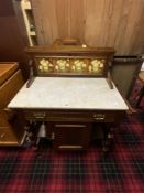 LATE VICTORIAN RED WALNUT WASHSTAND WITH MARBLE TOP AND TILE BACK, 90 X 40 X 102CMS