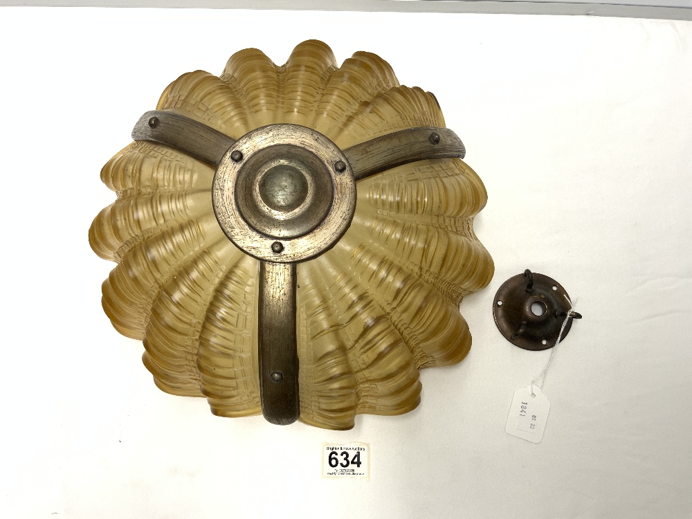 A 1930S AMBER GLASS CLAM SHELL DESIGN THREE SECTION CEILING LIGHT, 34CMS - Image 2 of 3